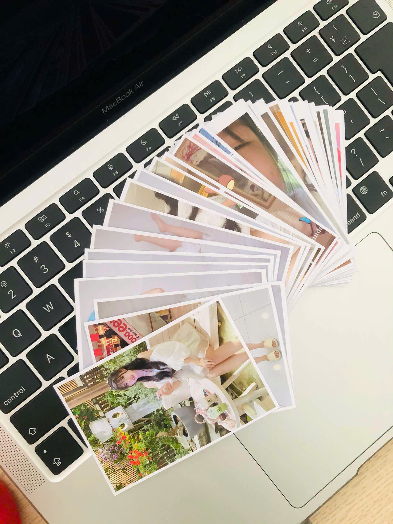 Nhiều tấm ảnh viền trắng được xếp thành hình quạt